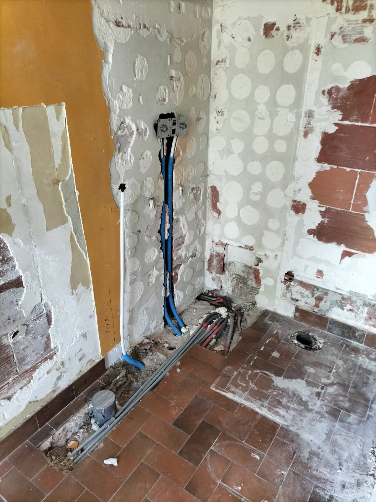Salle de bains à Orléans, Réseaux repris